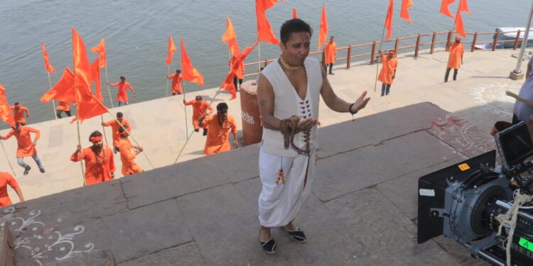 सुखविंदर सिंह और कलाकारों ने वाराणसी के चेतसिंह घाट पर जूते पहनकर गाया हनुमान चालीसा