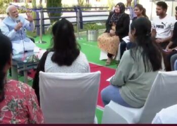 यूक्रेन से वाराणसी लौटे छात्रों से पीएम नरेंद्र मोदी ने एयरपोर्ट पर की मुलाकात