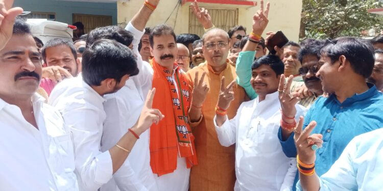 MLC elections in UP : गाजीपुर और मीरजापुर में सपा प्रत्याशियों ने वापस लिया पर्चा, विशाल सिंह चंचल और विनीत सिंह का निर्विरोध जीत तय
