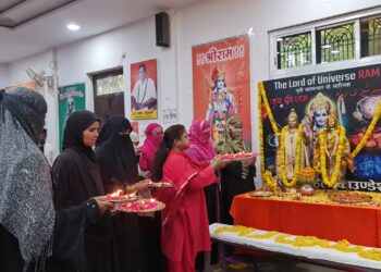 वाराणसी में मुस्लिम महिलाओं ने प्रभु श्रीराम की आरती उतारकर दिया विश्व शांति का संदेश