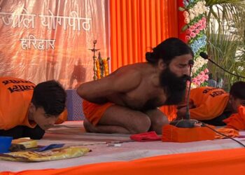 बाबा रामदेव बोले- बीमारियों से बचना है तो रोज करें योगासन और प्राणायाम