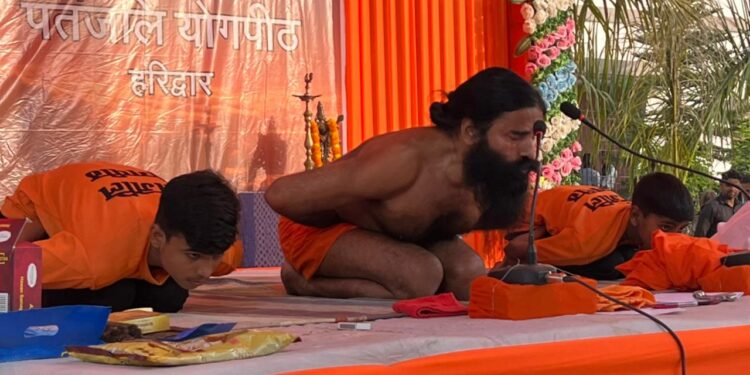 बाबा रामदेव बोले- बीमारियों से बचना है तो रोज करें योगासन और प्राणायाम