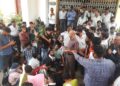 बीएचयू में फीस बढ़ाने पर छात्रों का प्रदर्शन, सेंट्रल आफिस पर तोड़फोड़