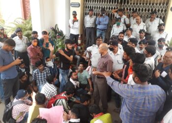बीएचयू में फीस बढ़ाने पर छात्रों का प्रदर्शन, सेंट्रल आफिस पर तोड़फोड़