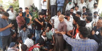 बीएचयू में फीस बढ़ाने पर छात्रों का प्रदर्शन, सेंट्रल आफिस पर तोड़फोड़