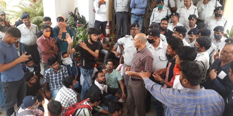 बीएचयू में फीस बढ़ाने पर छात्रों का प्रदर्शन, सेंट्रल आफिस पर तोड़फोड़