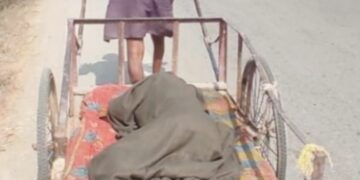 बलिया में बीमार पत्नी को ठेले पर लेकर अस्पताल पहुंचा पति, रास्‍ते में टूट दम
