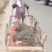 बलिया में बीमार पत्नी को ठेले पर लेकर अस्पताल पहुंचा पति, रास्‍ते में टूट दम