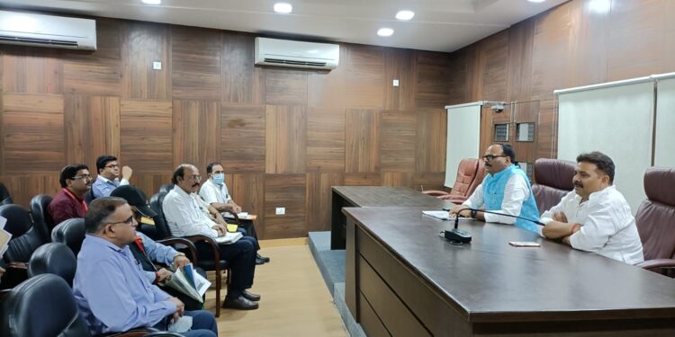 रात की ड्यूटी में भी मौजूद रहें चिकित्सक, बोले- यूपी के उप मुख्‍यमंत्री व स्वास्थ्य मंत्री ब्रजेश पाठक