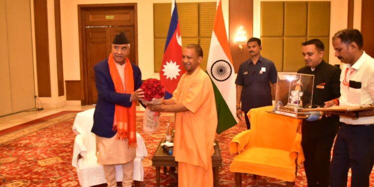 नेपाल के प्रधानमंत्री शेर बहादुर देउबा पत्‍नी व सीएम योगी संग किए मंदिरों के दर्शन
