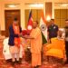 नेपाल के प्रधानमंत्री शेर बहादुर देउबा पत्‍नी व सीएम योगी संग किए मंदिरों के दर्शन