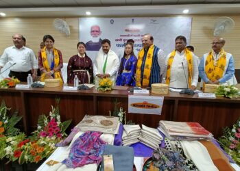 वाराणसी के खादी संस्थाओं में पश्मीना के विविध उत्पादों की बिक्री की शुरू