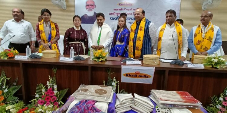 वाराणसी के खादी संस्थाओं में पश्मीना के विविध उत्पादों की बिक्री की शुरू