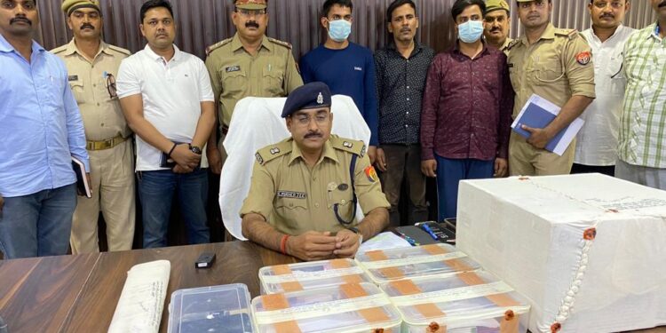 चंदौली में 11.82 लाख के नकली नोट संग तीन गिरफ्तार, जेल से मिला था आइडिया