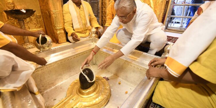 मॉरीशस के प्रधानमंत्री प्रविन्द कुमार जगन्नाथ ने सपरिवार श्री काशी विश्वनाथ मंदिर में किया दर्शन-पूजन