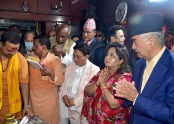 नेपाल के प्रधानमंत्री शेर बहादुर देउबा पत्‍नी व सीएम योगी संग किए मंदिरों के दर्शन
