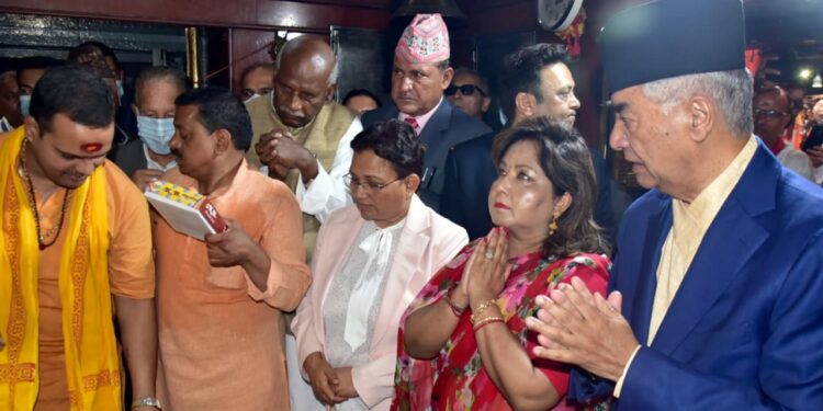 नेपाल के प्रधानमंत्री शेर बहादुर देउबा पत्‍नी व सीएम योगी संग किए मंदिरों के दर्शन