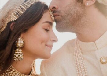 आलिया-रणबीर शादी : पंडितों ने पढ़े मंत्र तो करण जौहर ने बांधी फेरों की गांठ