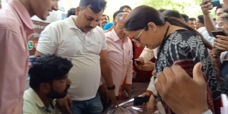 कश्मीर में 370 हटाना बाबा साहब के सिद्धांतों की पूर्ति : स्मृति ईरानी