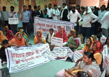 सस्ती और बेहतर स्वास्थ्य सेवाओं की मांग को लेकर वाराणसी के तहसील पर प्रदर्शन