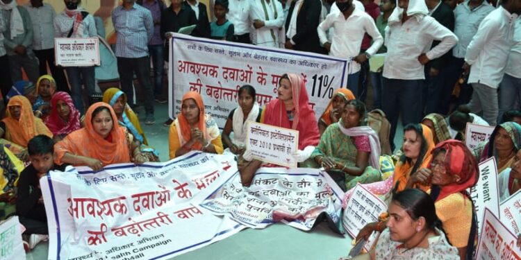 सस्ती और बेहतर स्वास्थ्य सेवाओं की मांग को लेकर वाराणसी के तहसील पर प्रदर्शन
