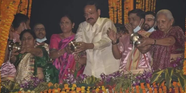 वाराणसी में गंगा आरती का दीदार कर आह्लादित हुए उप राष्ट्रपति वेंकैया नायडु