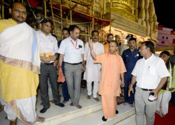 मुख्यमंत्री योगी आदित्‍यनाथ ने काशी विश्वनाथ व पशुपतिनाथ मंदिर में किया दर्शन-पूजन