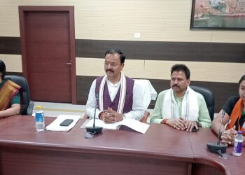 उप मुख्यमंत्री ने वाराणसी को पूरे प्रदेश में विकास माडल के रूप में स्थापित किए जाने पर दिया जोर