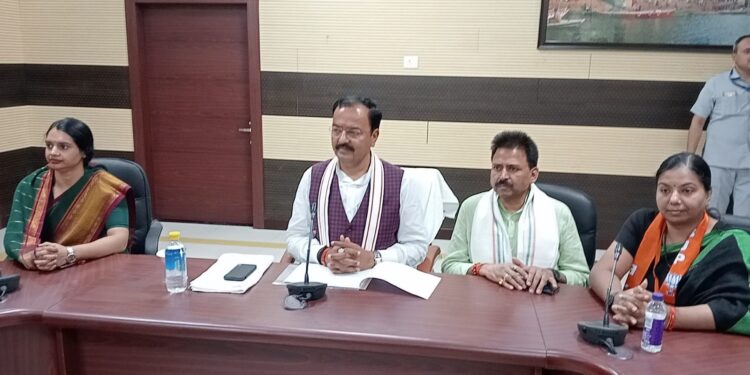 उप मुख्यमंत्री ने वाराणसी को पूरे प्रदेश में विकास माडल के रूप में स्थापित किए जाने पर दिया जोर