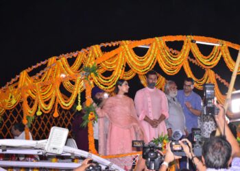 film Samrat Prithviraj: वाराणसी में अक्षय कुमार सम्राट पृथ्वीराज के ध्वज के साथ की गंगा पूजा