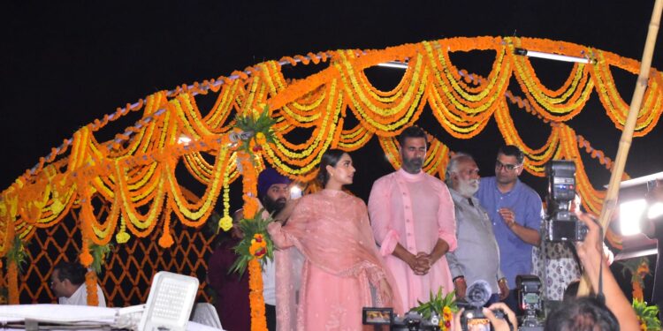film Samrat Prithviraj: वाराणसी में अक्षय कुमार सम्राट पृथ्वीराज के ध्वज के साथ की गंगा पूजा