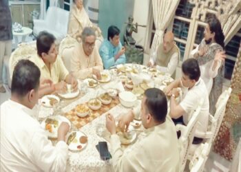 सौरव गांगुली के घर खाने पर पहुंचे गृह मंत्री अमित शाह, ममता बनर्जी बोलीं- उन्हें मिष्टी दही खिलाएं