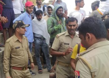 वाराणसी में नाव हादसा : चेतसिंह किला के सामने बीच गंगा में पलटी नाव, तीन की मौत और एक की तलाश