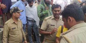 वाराणसी में नाव हादसा : चेतसिंह किला के सामने बीच गंगा में पलटी नाव, तीन की मौत और एक की तलाश