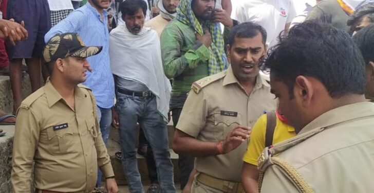 वाराणसी में नाव हादसा : चेतसिंह किला के सामने बीच गंगा में पलटी नाव, तीन की मौत और एक की तलाश