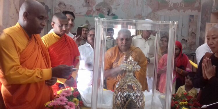 वैशाख पूर्णिमा पर बुद्ध अस्थि अवशेष का दर्शन कर निहाल हुए बौद्ध अनुयायी