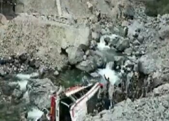 लद्दाख में 26 जवानों को ले जा रही बस 60 फीट नीचे श्योक नदी में गिरी, 7 जवानों की मौत