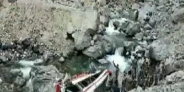 लद्दाख में 26 जवानों को ले जा रही बस 60 फीट नीचे श्योक नदी में गिरी, 7 जवानों की मौत