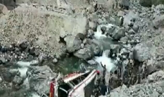 लद्दाख में 26 जवानों को ले जा रही बस 60 फीट नीचे श्योक नदी में गिरी, 7 जवानों की मौत