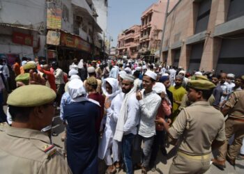 ज्ञानवापी परिसर में सर्वे और वीडियोग्राफी के लिए पहुंची टीम, जमकर हुई नारेबाजी