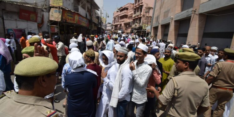 ज्ञानवापी परिसर में सर्वे और वीडियोग्राफी के लिए पहुंची टीम, जमकर हुई नारेबाजी