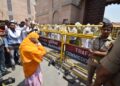माहौल खराब करने की हुई कोशिश, वाराणसी के ज्ञानवापी रोड पर नमाज पढ़ने लगी महिला