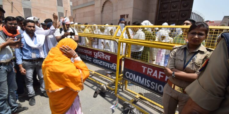माहौल खराब करने की हुई कोशिश, वाराणसी के ज्ञानवापी रोड पर नमाज पढ़ने लगी महिला
