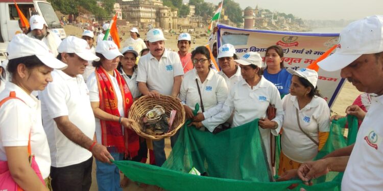 वाराणसी में इनकम टैक्स अधिकारियों ने की गंगा किनारे की सफाई “