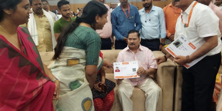 गरीब कल्याण सम्मेलन में प्रधानमंत्री नरेंद्र मोदी ने कहा- सर्जिकल स्ट्राइक पर देश को गर्व, सीमा अब ज्यादा सुरक्षित