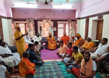 इस्लामी जिहादियों के आतंक से देश को बचाने के लिए काशी धर्म परिषद के संतों ने कसी कमर