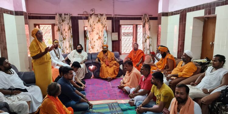 इस्लामी जिहादियों के आतंक से देश को बचाने के लिए काशी धर्म परिषद के संतों ने कसी कमर