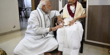 मां ने मुझे गरीब कल्याण पर ध्यान केंद्रित करने के लिए प्रेरित किया, कभी रिश्वत न लेने को कहा: पीएम नरेंद्र मोदी