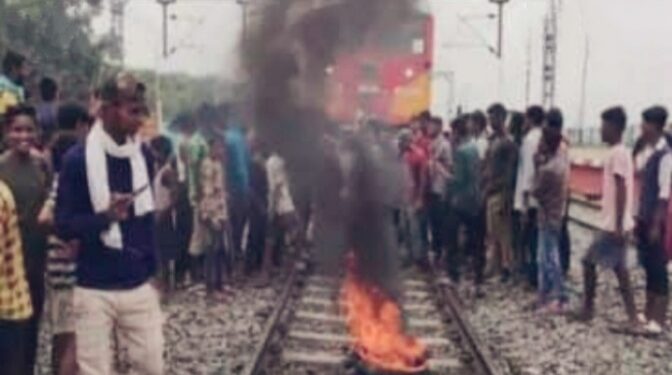 बिहार में अग्निपथ योजना के खिलाफ विरोध-प्रदर्शन चौथे दिन भी जारी, कई वाहनों में आगजनी