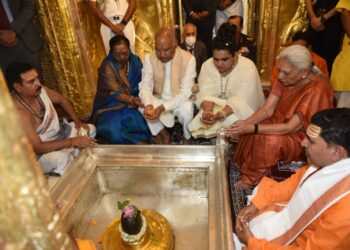 वाराणसी में राष्ट्रपति रामनाथ कोविंद ने सपत्नीक किया बाबा विश्‍वनाथ का दुग्धाभिषेक